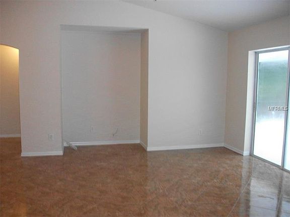 3rd image of 1406 Woodcrest Ln