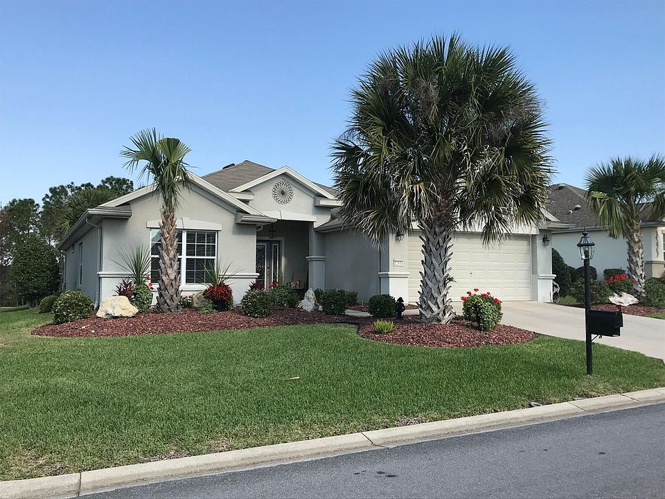 Front of golf course home