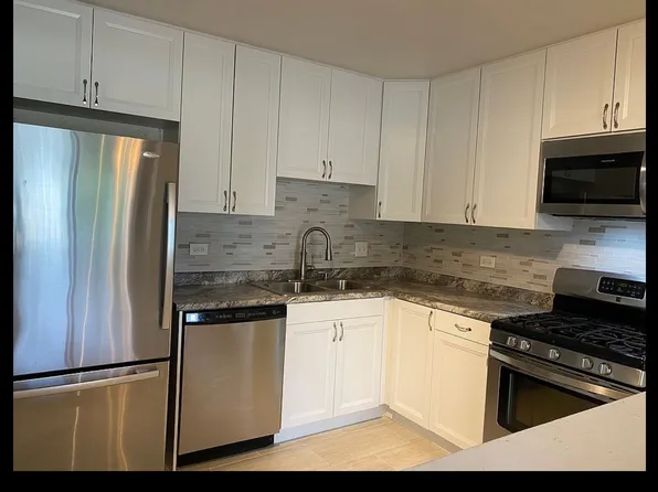 7020 Barrington Ct APT 203, Woodridge, IL 60517