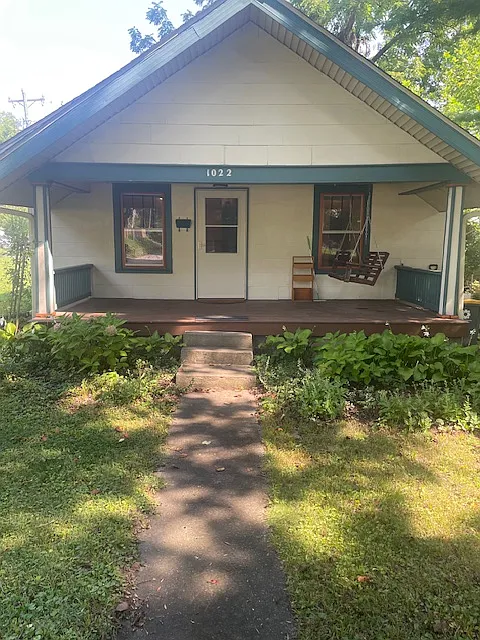 3 bed, 1100 sqft, $1,700 — Photo 2