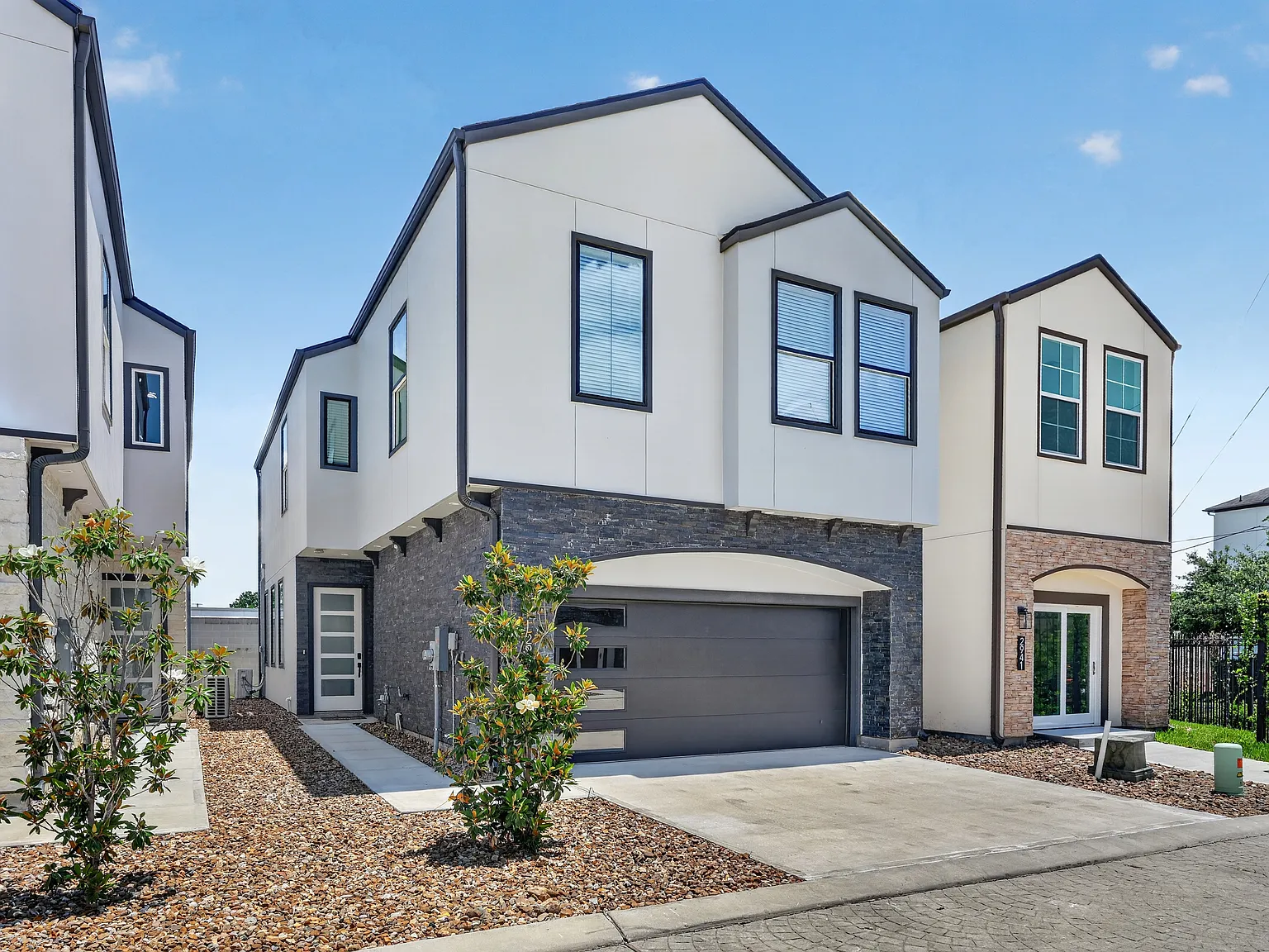 3 bed, 2.5 bath, 2181 sqft, $5,750 — Photo 2
