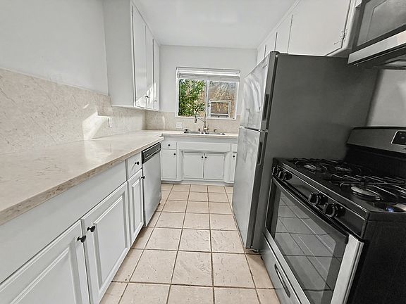 4th image of 328 S Doheny Dr APT A