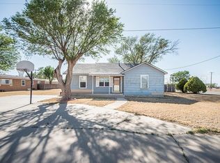 411 NW 4th St, Dimmitt, TX 79027