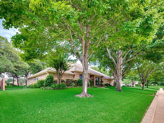 3rd image of 621 Greenbriar Dr
