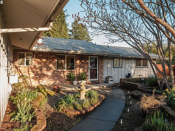 3rd image of 1141 NE Springwood Dr