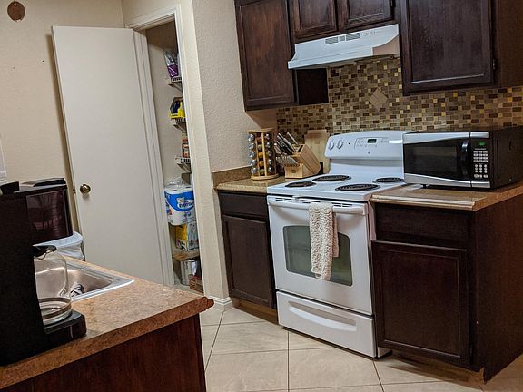 Stove/oven and pantry