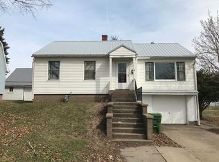 2415 Dunham St, Clinton, IA 52732