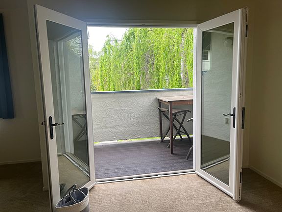 2nd image of 1033 Southwood Dr APT V