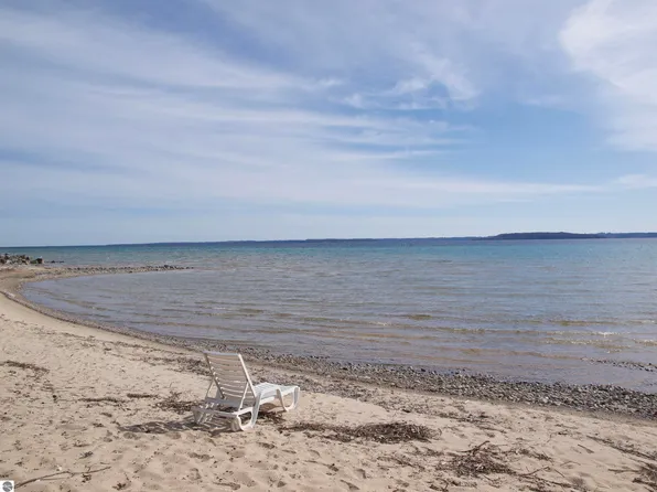 10161 E Shoreside Ct, Traverse City, MI 49684