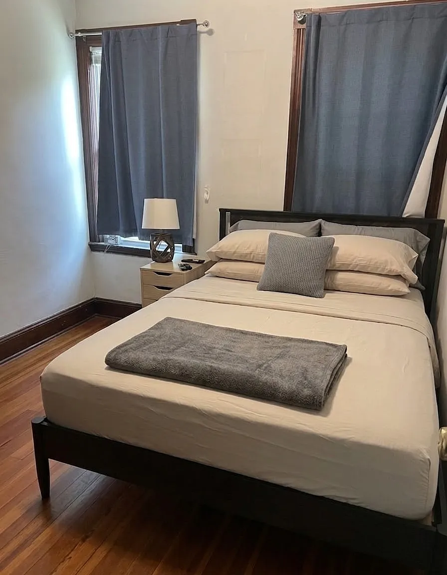 3 bed, 1.0 bath, 1113 sqft, $3,000 — Photo 3