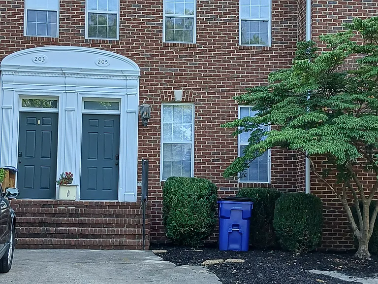 205 Sharon Dr NE — Photo 1