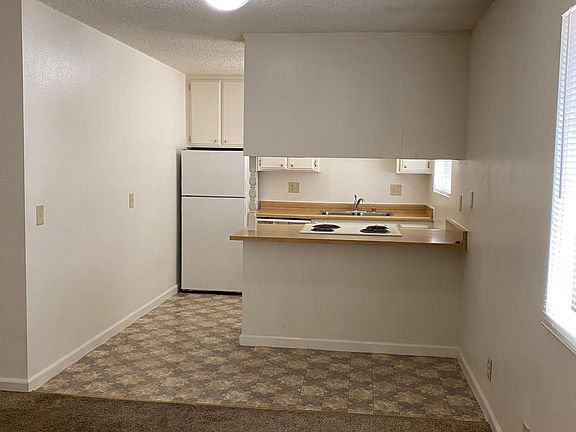kitchen + nook Refrigerator, dishwasher, self cleaning oven/stove, garbage disposal