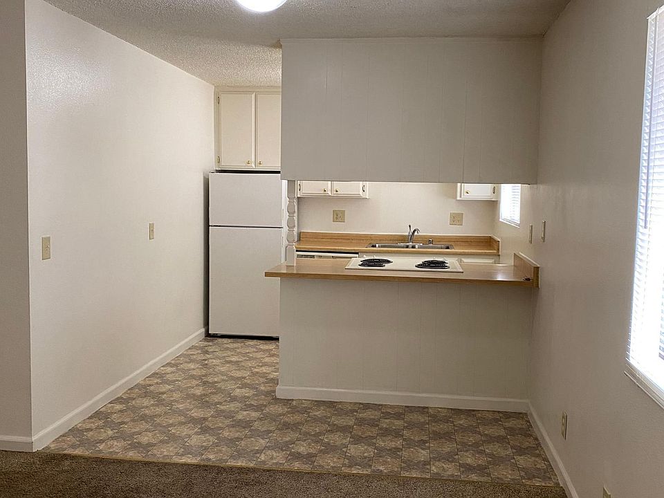 kitchen + nook Refrigerator, dishwasher, self cleaning oven/stove, garbage disposal