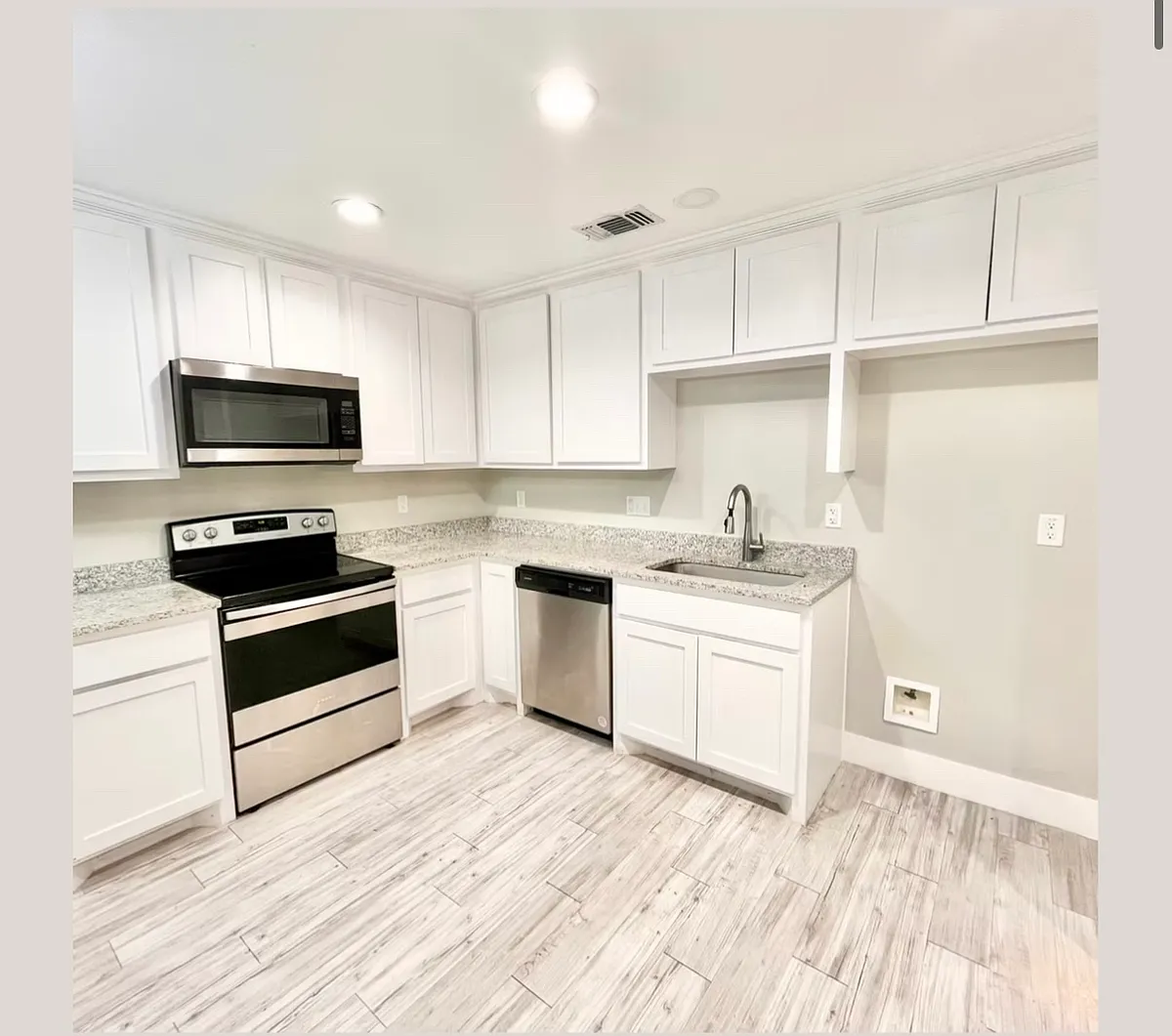 Building Photo - 129 E Bond St #129
