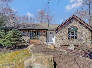 101 Wolf Hollow Rd, Lake Harmony, PA 18624