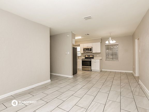 4th image of 2507 Highlawn Ave