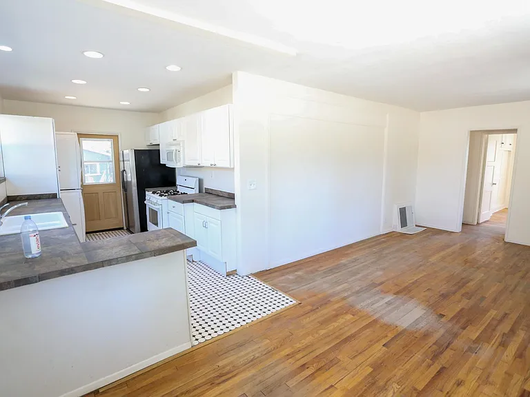 19422 Archwood St — Photo 20