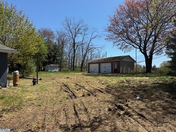 4th image of 127 E Shore Culver Rd