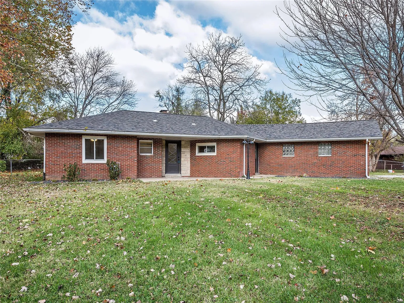 101 E Country Ln photo 1