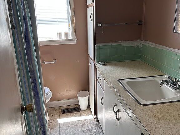 5th image of 123 W Main St