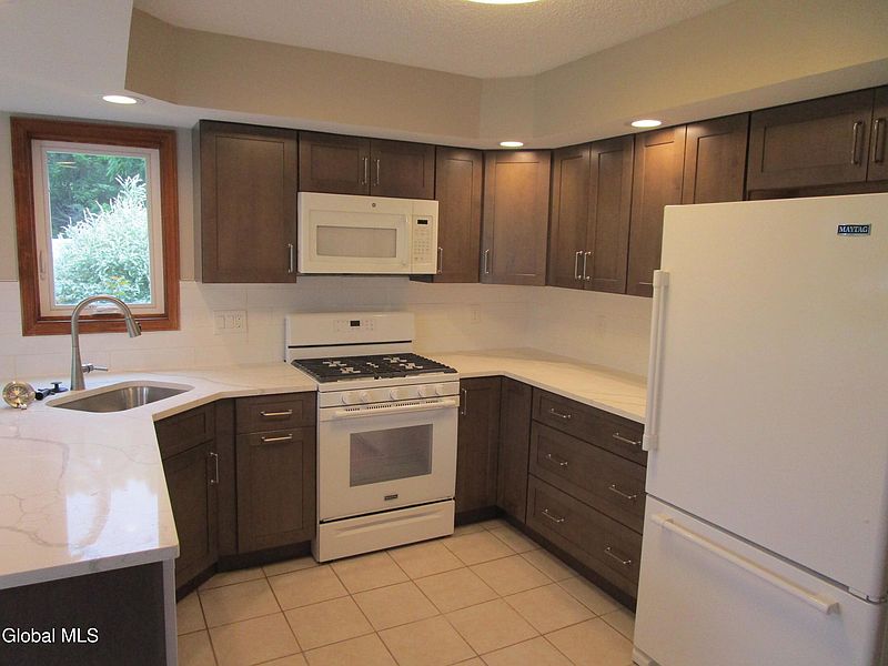3rd image of 28 Wedgewood Lane