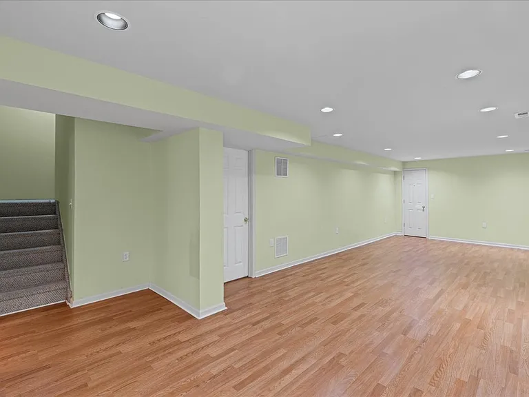 302 Wellington Park Dr — Photo 13