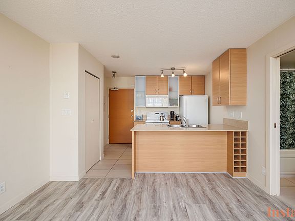 5th image of 977 Mainland St #603