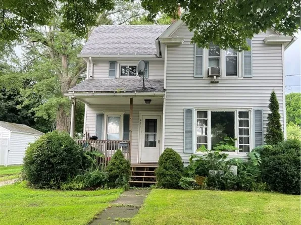631 Buffalo St, Conneaut, OH 44030
