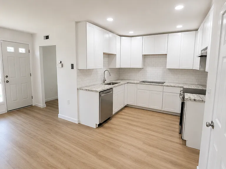 1216 Cedarview Dr — Photo 2