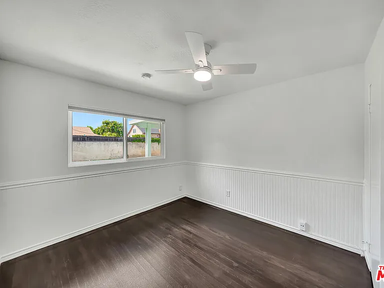 23008 Hamlin St — Photo 20