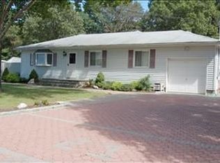 21 Woodville Rd, Middle Island, NY 11953