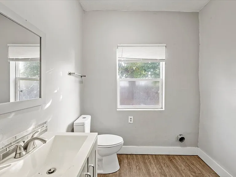 1119 N Dearborn St — Photo 8