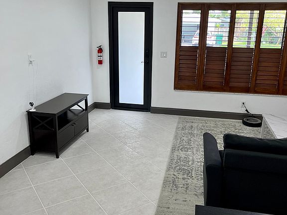 4th image of 230 NE 2nd Pl