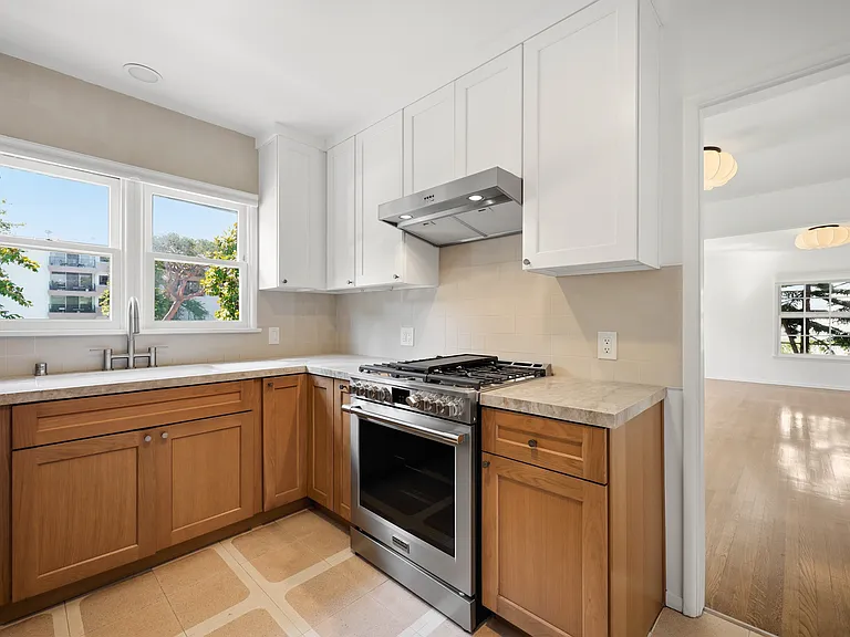 302-312 San Vicente Blvs — Photo 11