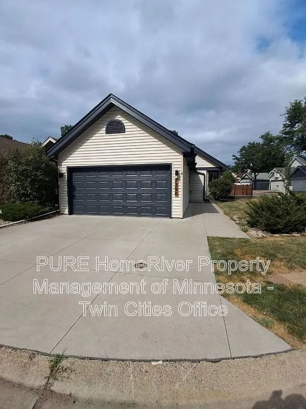 2 bed, 1.0 bath, 924 sqft, $1,875 — Photo 1