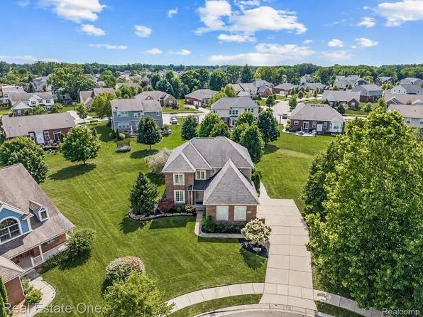 26690 Kentucky Ct, South Lyon, MI 48178