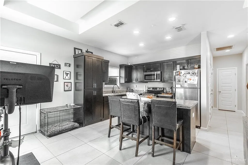 3 bed, 2.0 bath, 4228 sqft, $1,300 — Photo 3