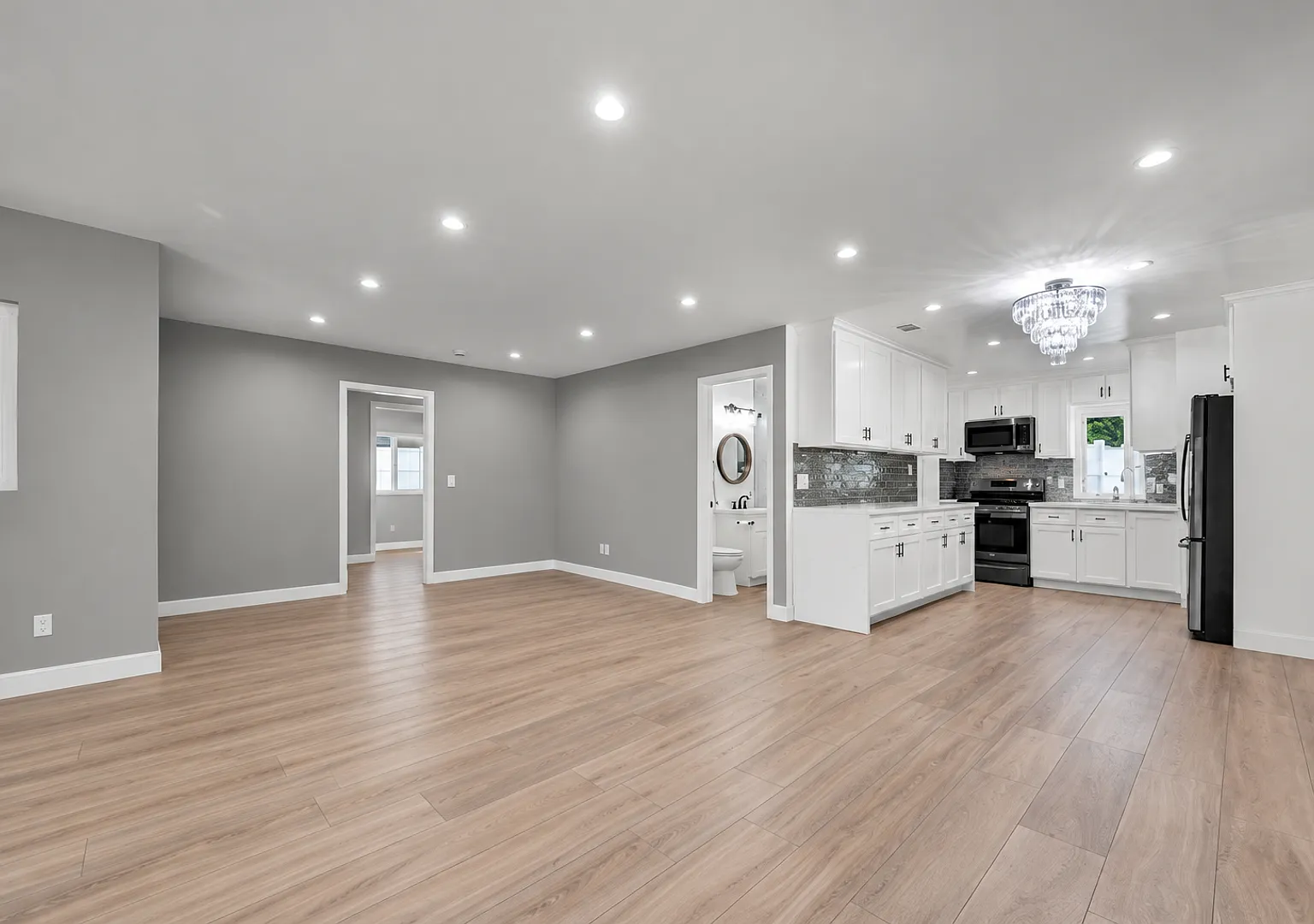Bright & Beautiful 3-Bedroom Home in Walteria — Photo 3