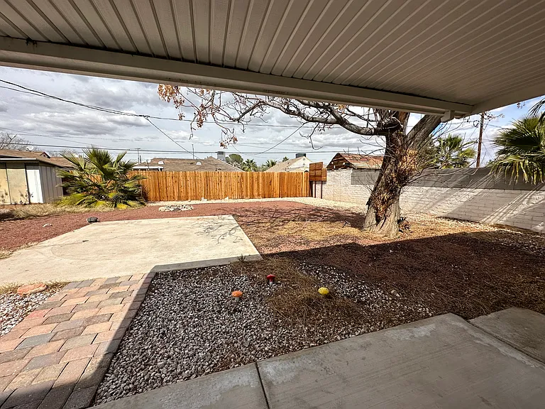 1067 Sweeney Ave — Photo 10