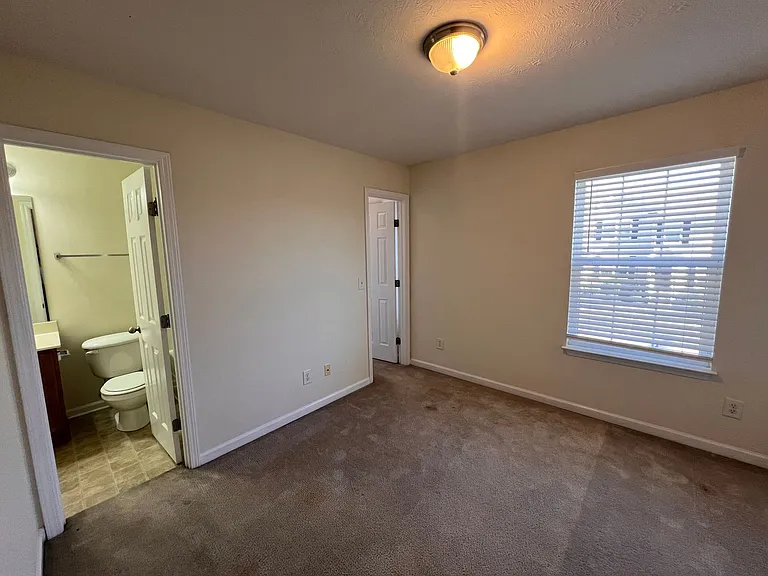 6021 Cullen Dr — Photo 9