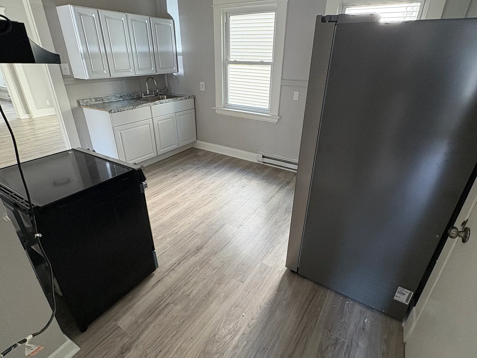4 bed, 1.0 bath, 3733 sqft, $2,100 — Photo 2