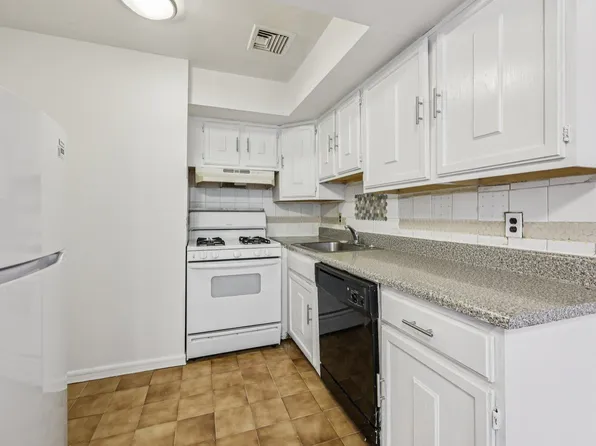 492 Pavonia Avenue image 5 of 25