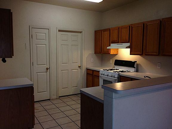 Cute kitchen with gas cooktop