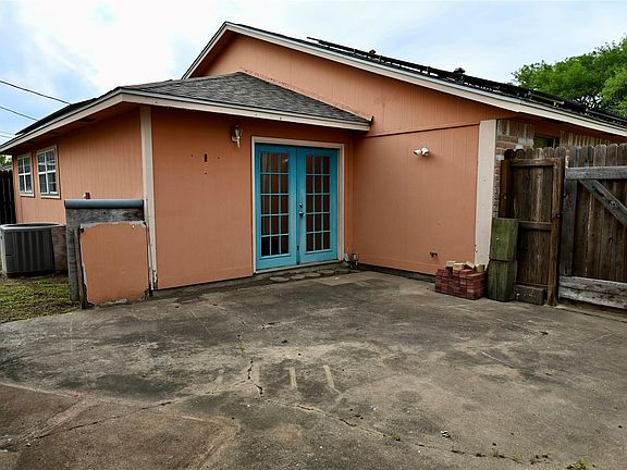 5th image of 252 Bastrop St