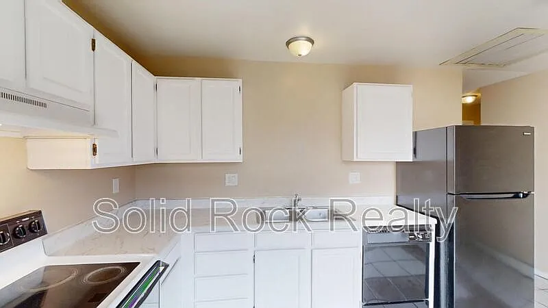 2 bed, 1.0 bath, 800 sqft, $1,225 — Photo 2