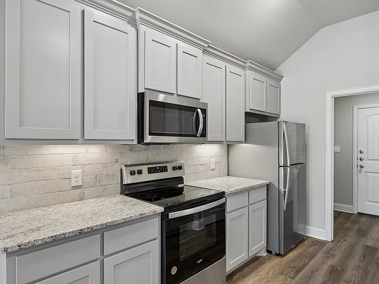 2907 Tulip Dr — Photo 2