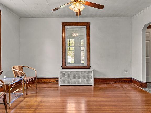 5th image of 8 Mohegan St