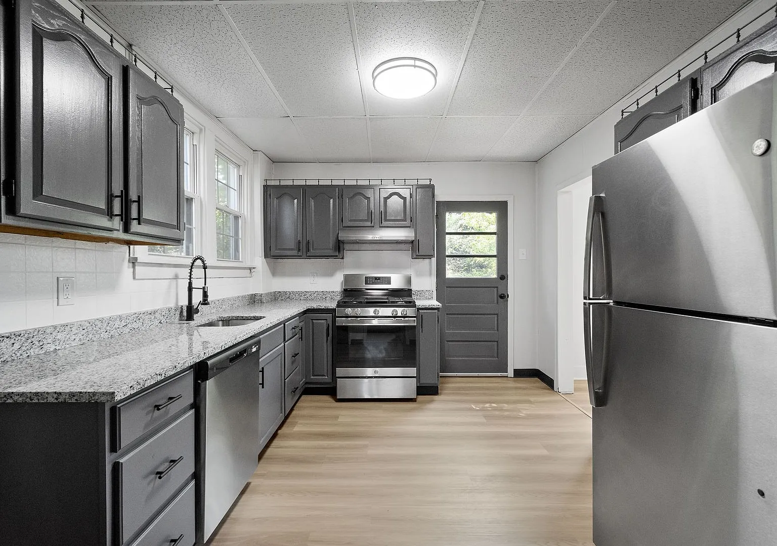 Stunning 3 bedroom home in McKeesport available September 15! — Photo 1