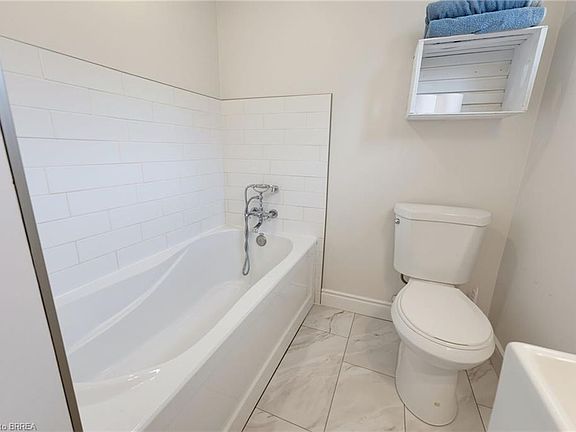 4th image of 46 Garden Cres