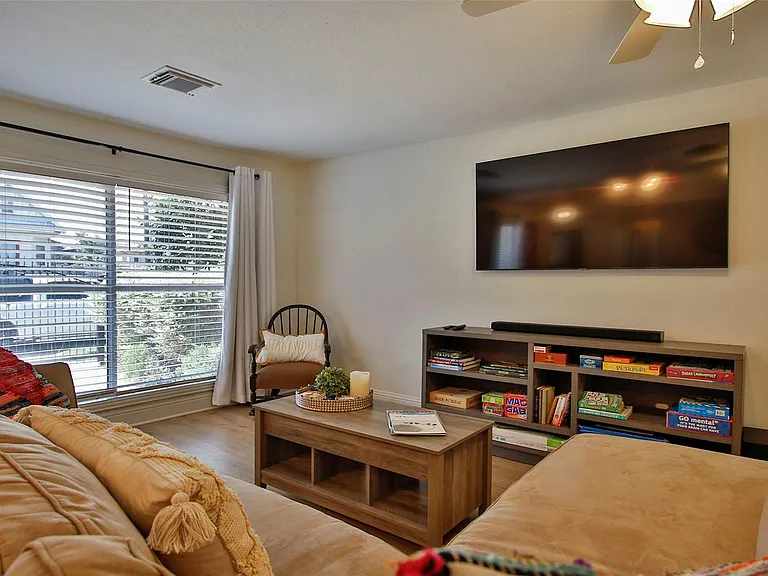 1518 Sabine St — Photo 16